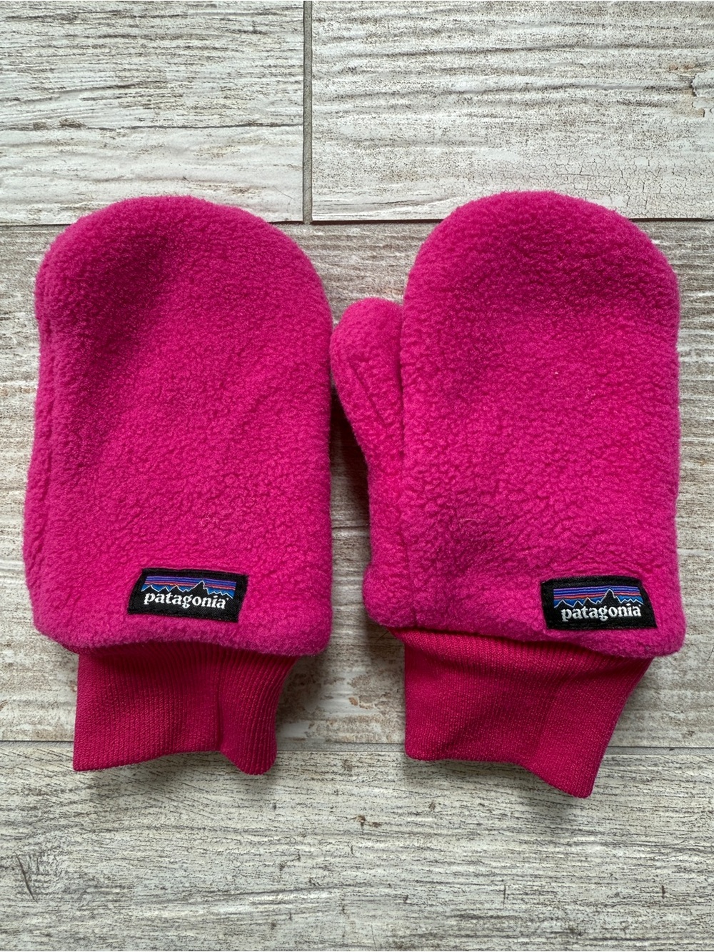 Patagonia Kids Mittens in Hot Pink Fleece